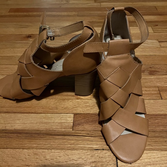 Crossover Heel in Camel - Picture 2 of 5
